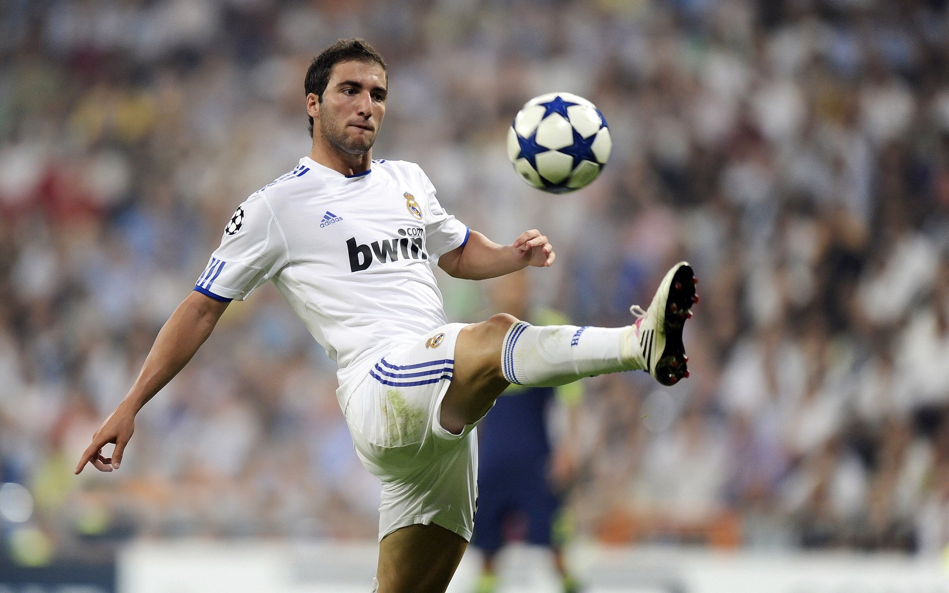 中国队前锋洛佩斯在巴黎奥运会上表现出色，足球运动员洛佩斯